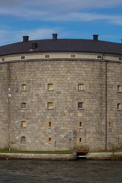 Bulutlu gökyüzüne karşı taş bina görüntüsü