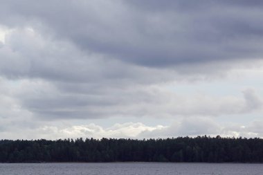 Gökyüzüne karşı deniz manzarası