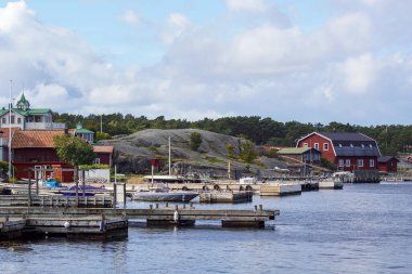 Gökyüzüne karşı binalarla sahilin manzarası