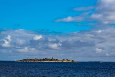 Gökyüzüne karşı deniz manzarası