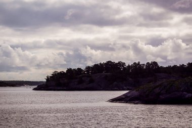 Akşamları gökyüzüne karşı deniz manzarası 