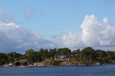 Takımadalarda gökyüzüne karşı adanın manzarası