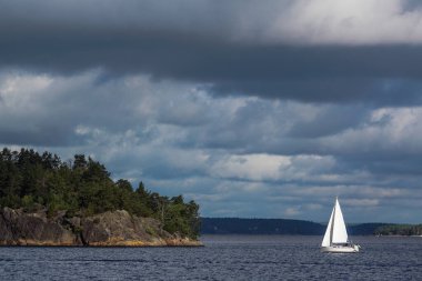 Bulutlu gökyüzüne karşı deniz manzarası