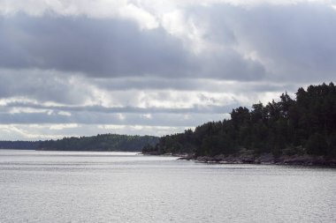 Akşamları gökyüzüne karşı deniz manzarası 