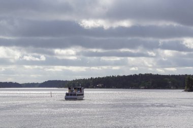 Akşamları gökyüzüne karşı deniz manzarası 