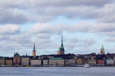 Bulutlu gökyüzüne karşı şehirdeki binaların görüntüsü