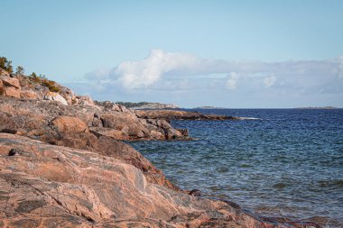 Gökyüzüne karşı deniz manzarası