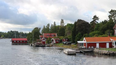 Gökyüzüne karşı binalarla denizin panoramik görüntüsü