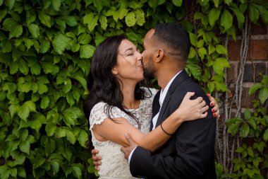 Bir çift bina karşısında öpüşürken 