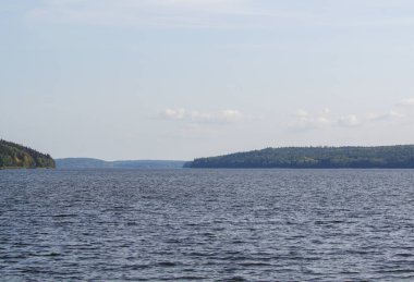 Gökyüzüne karşı bir gölün manzarası