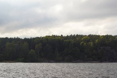 Gökyüzüne karşı deniz manzarası
