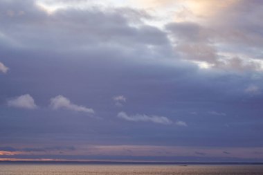 Deniz gökyüzü günbatımı sırasında karşı doğal görünümü 