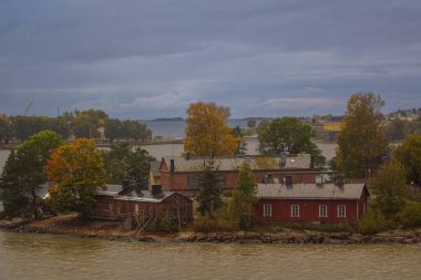 Gökyüzüne karşı binaların deniz manzarası