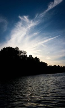 Gün batımında göl manzarası