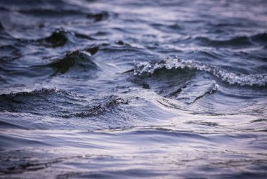 Tam kare dalgalı su.