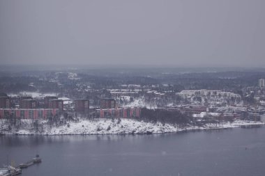 Açık gökyüzüne karşı şehrin yüksek açılı görüntüsü