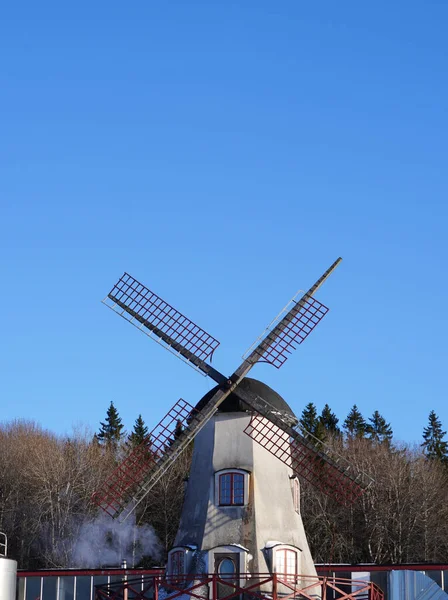 Vista Ángulo Bajo Del Molino Viento Tradicional Contra Cielo Azul —  Fotos de Stock