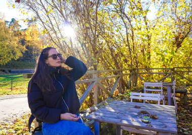 Elinde pastayla masada oturan bir adam.