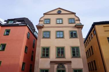 Gökyüzüne karşı yerleşim binalarının düşük açılı görüntüsü