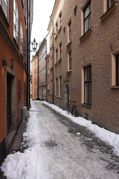 冬の間 市内の建物の中に空の路地 — ストック写真