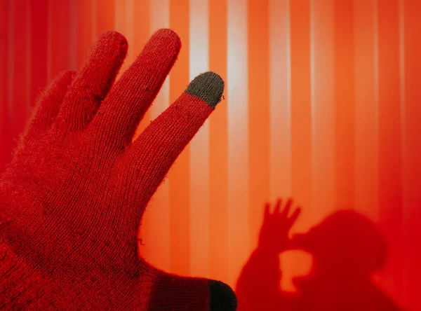 Περικοπή Χέρι Gesturing Κατά Κόκκινο Τοίχο — Φωτογραφία Αρχείου