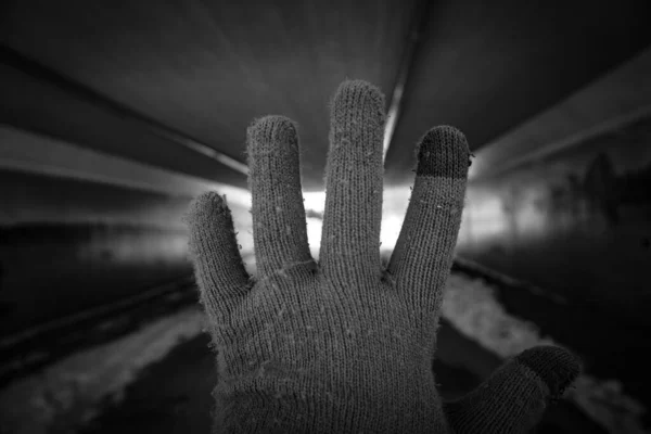 Ένα Κομμένο Χέρι Ανθρώπου Που Φοράει Γάντια Ένα Τούνελ — Φωτογραφία Αρχείου