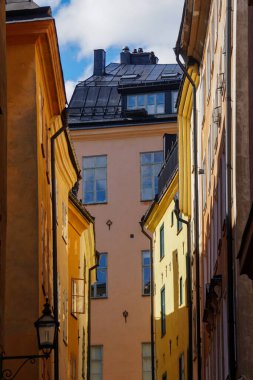 Gökyüzüne karşı yerleşim binalarının düşük açılı görüntüsü