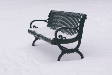 Karla kaplı tarlada bankın yakın çekimi