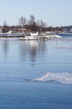 Açık gökyüzüne karşı donmuş denizin manzarası