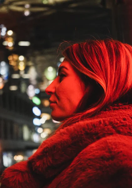 Primer Plano Una Mujer Pie Lámpara Roja Aire Libre —  Fotos de Stock