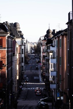 Şehrin yüksek açılı manzarası ve gökyüzüne karşı binalar