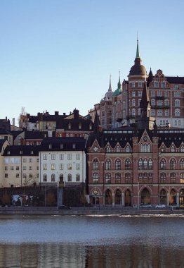 Açık gökyüzüne karşı şehirdeki binaların görüntüsü