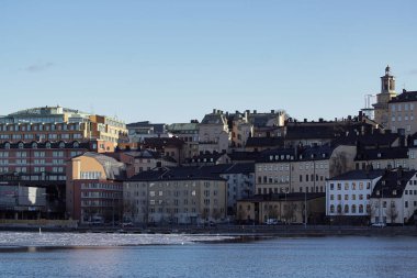 Açık gökyüzüne karşı şehirdeki binaların görüntüsü