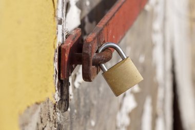 Kapıya asma kilit vurun. 