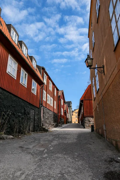 市内の建物の中に空の路地 — ストック写真