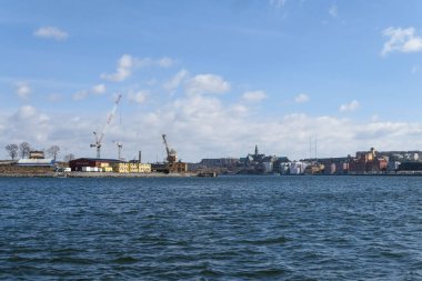 Gökyüzüne karşı binaların olduğu deniz manzarası