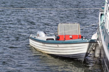 Daha büyük bir teknenin yanındaki yüksek açılı tekne manzaralı. 