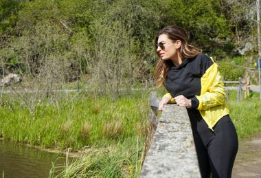 Göl kenarında dikilen bir kadın.