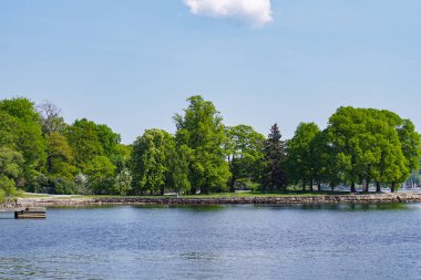 Gün boyunca nehrin gökyüzüne karşı manzarası 