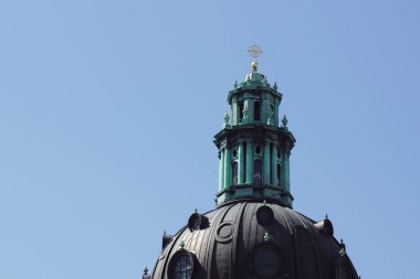 Açık mavi gökyüzüne karşı kilisenin alçak açılı görüntüsü