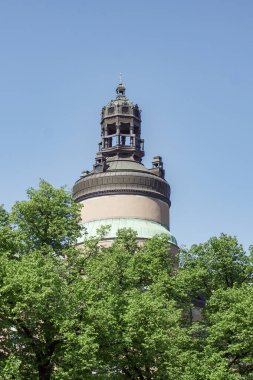 Gökyüzüne karşı kulenin alçak açılı görüntüsü