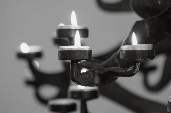 Sluiten Van Aangestoken Kaarsen Metalen Kandelaar — Stockfoto