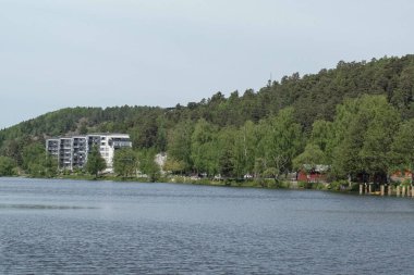 Temiz gökyüzüne karşı nehrin manzarası