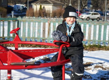 Oyun parkında oynayan tam boy kız
