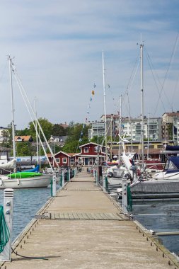 Yaz boyunca gökyüzüne karşı liman manzarası 