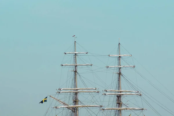 空に向かって大きな帆船が — ストック写真