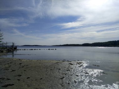 Yaz boyunca gökyüzüne karşı sahilin manzarası 