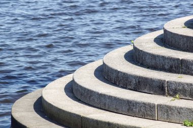 Deniz kenarındaki taş adımların yüksek açılı görüntüsü