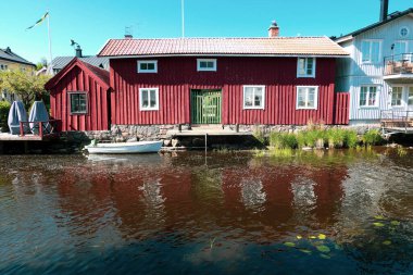 Nehir kıyısındaki evlerin gökyüzüne bakışı