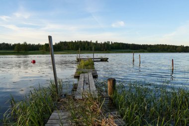 Gökyüzüne karşı eski bir iskeleyle göl manzarası